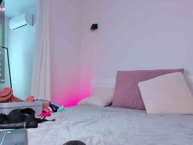 BlondyNika webcam