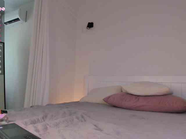 BlondyNika webcam