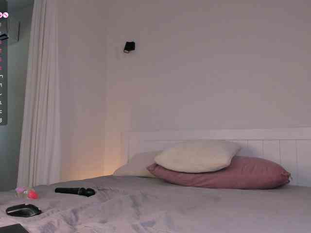 BlondyNika webcam