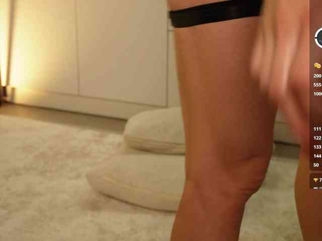 BlondyNika webcam