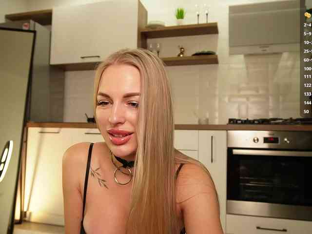 BlondyNika webcam