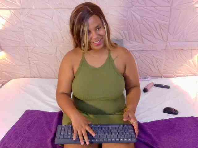 mommy-loves-cock webcam