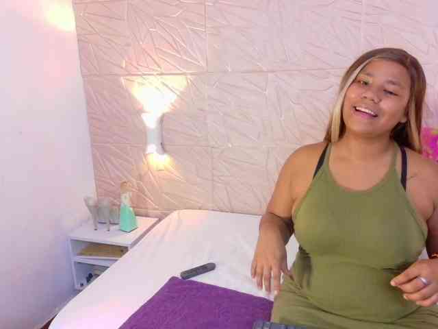 mommy-loves-cock webcam