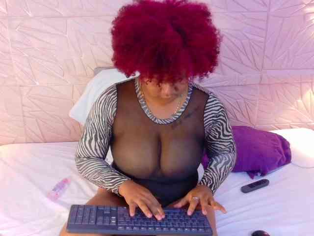 mommy-loves-cock webcam
