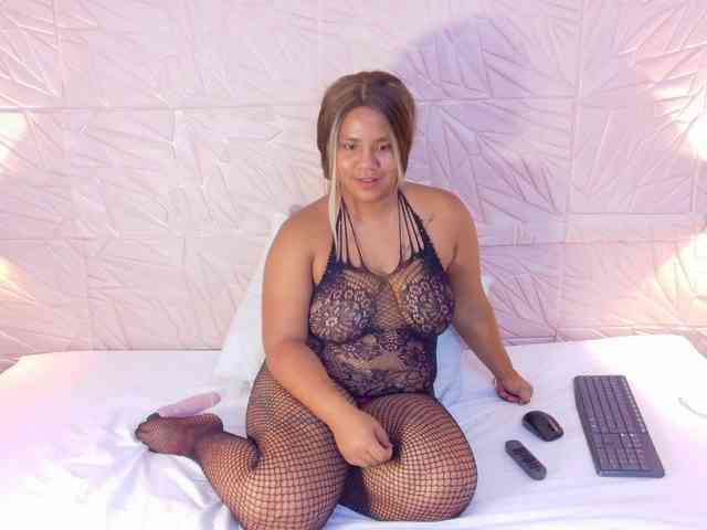 mommy-loves-cock webcam