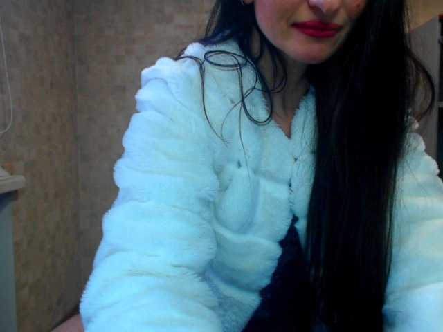 EvaLive1133 — Watching the camera with comments 40 tokens) Also buy my videos where I fuck and play with my tight holes. Only 20 tokens.