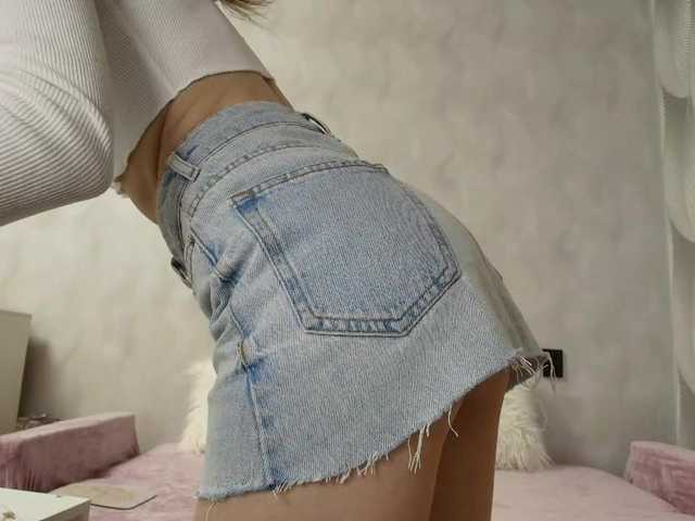 Oriella's BongaCams show and profile