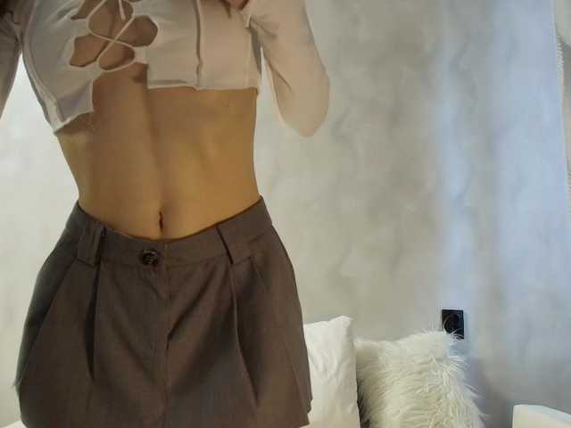 Oriella's BongaCams show and profile