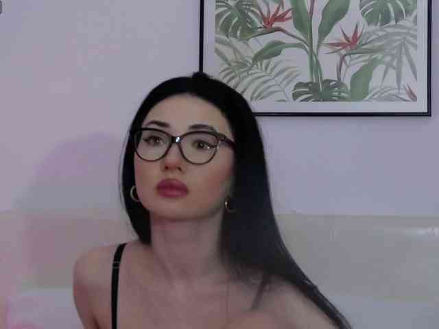 Модель: IvyNoirr
