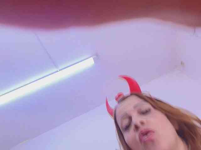 luna-milf webcam