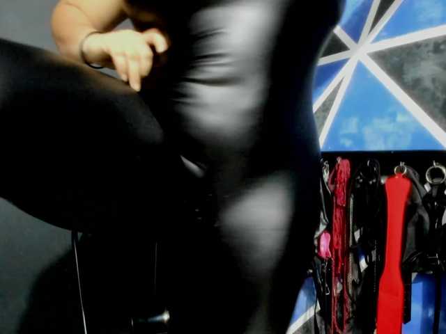 MATURE-ANIKA's BongaCams show and profile