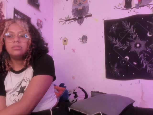 HotHoneyChile's BongaCams show and profile