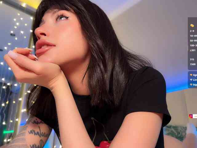 AllweNEEDisLOVE webcam