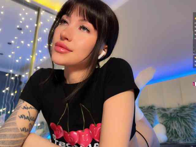 AllweNEEDisLOVE webcam