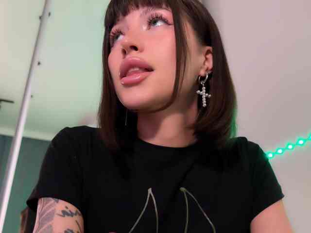 AllweNEEDisLOVE webcam