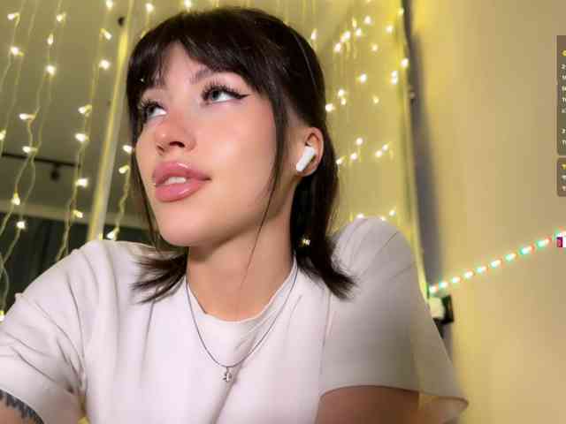 AllweNEEDisLOVE webcam