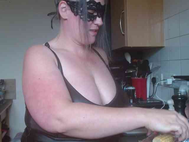 Curvymaskedbabe webcam