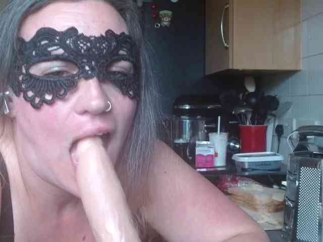 Curvymaskedbabe webcam