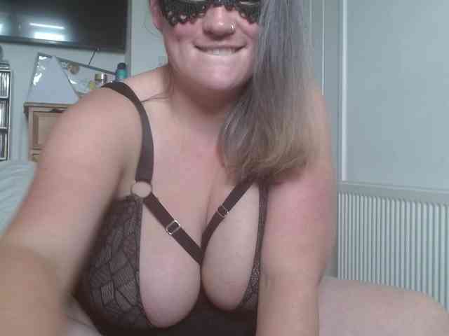 Curvymaskedbabe webcam