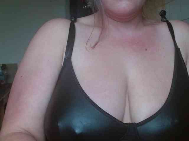 Curvymaskedbabe webcam