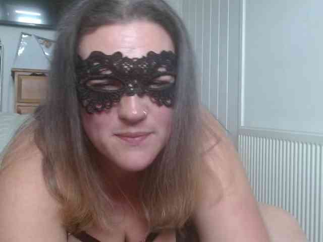 Curvymaskedbabe webcam