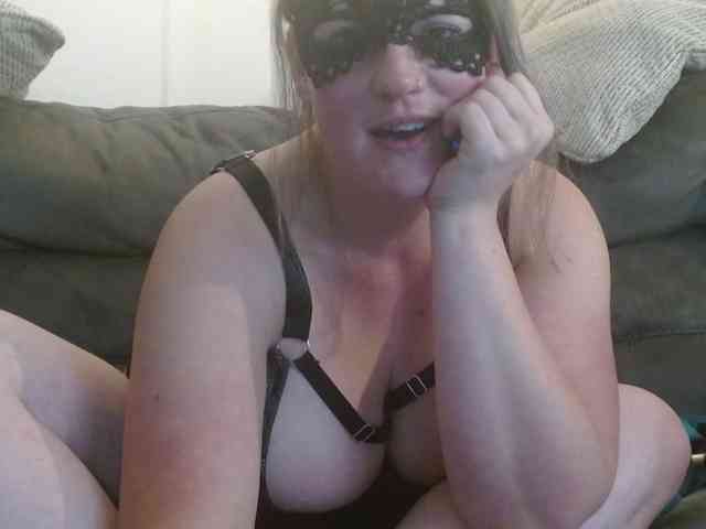 Curvymaskedbabe webcam