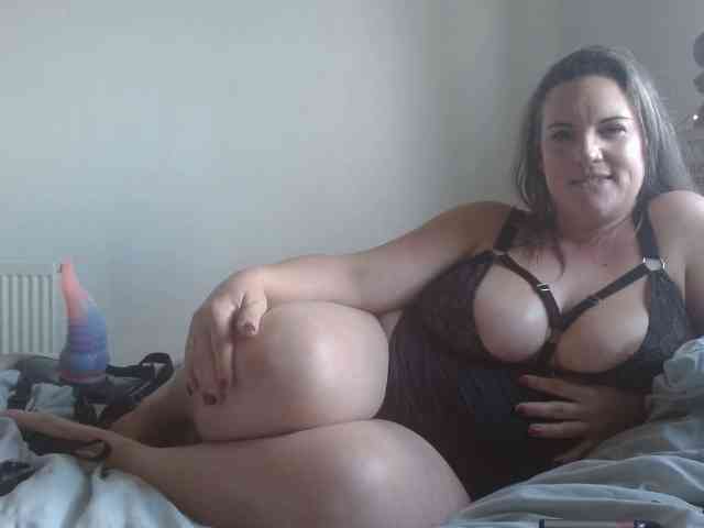 Curvymaskedbabe webcam