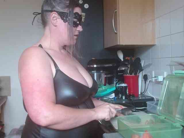 Curvymaskedbabe webcam