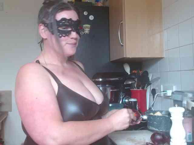 Curvymaskedbabe webcam