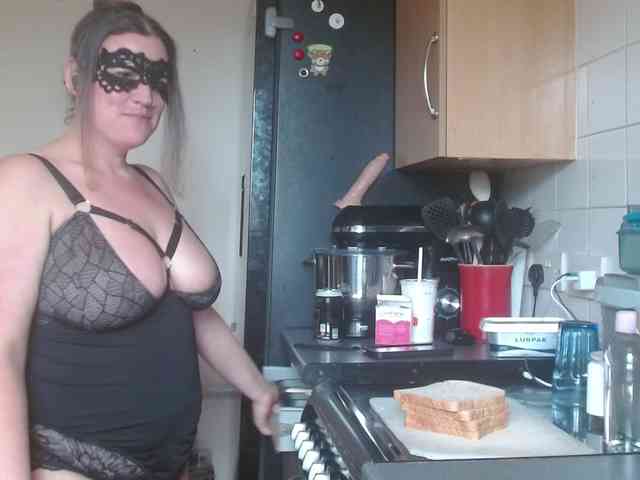 Curvymaskedbabe webcam
