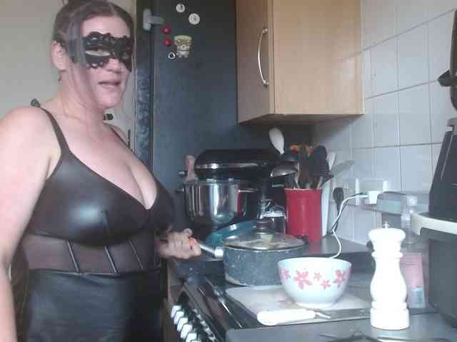 Curvymaskedbabe webcam