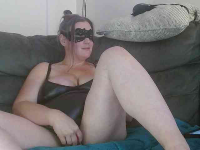 Curvymaskedbabe webcam