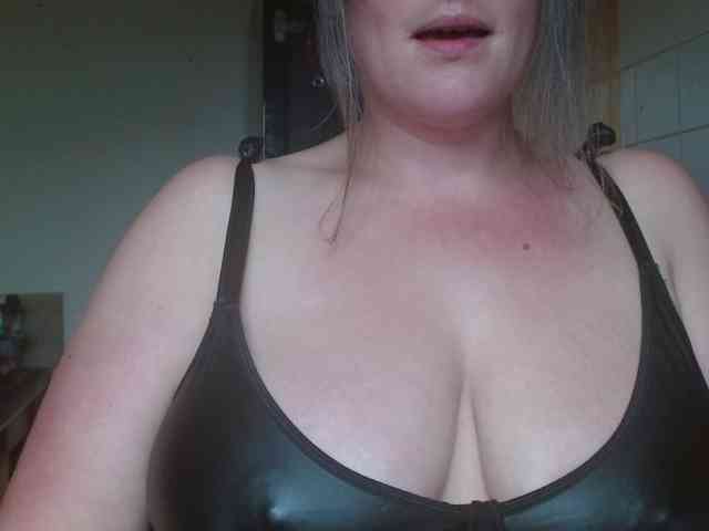 Curvymaskedbabe webcam