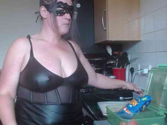 Curvymaskedbabe webcam