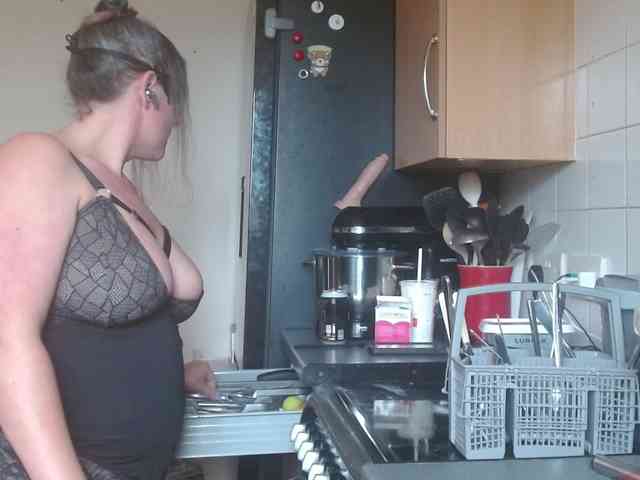 Curvymaskedbabe webcam
