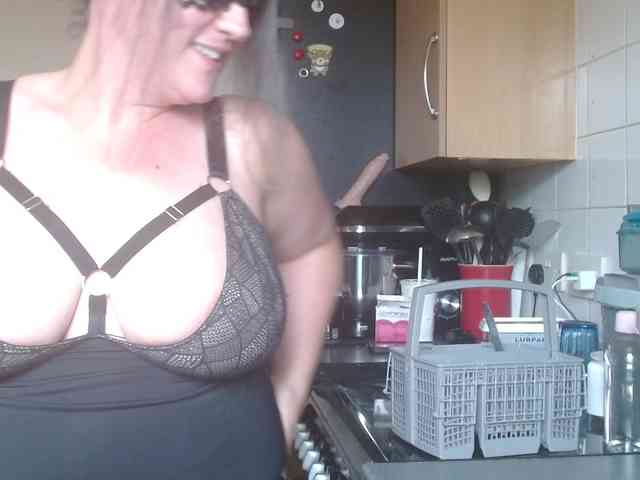 Curvymaskedbabe webcam