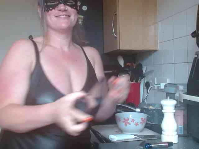 Curvymaskedbabe webcam