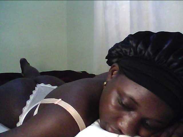 le modèle alora-skylar est en webcam porno dans un show sur le site bongacams, il possède les tags suivants: Ebony,Brunette,Shaved