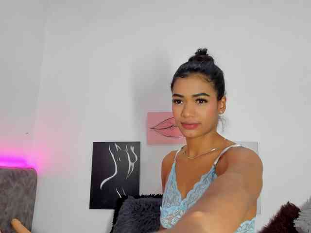 striptease cam BarbieHotLaura