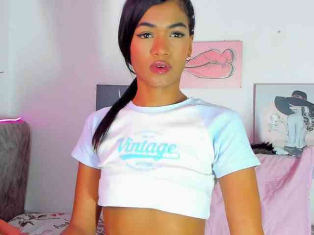 BarbieHotLaura webcam