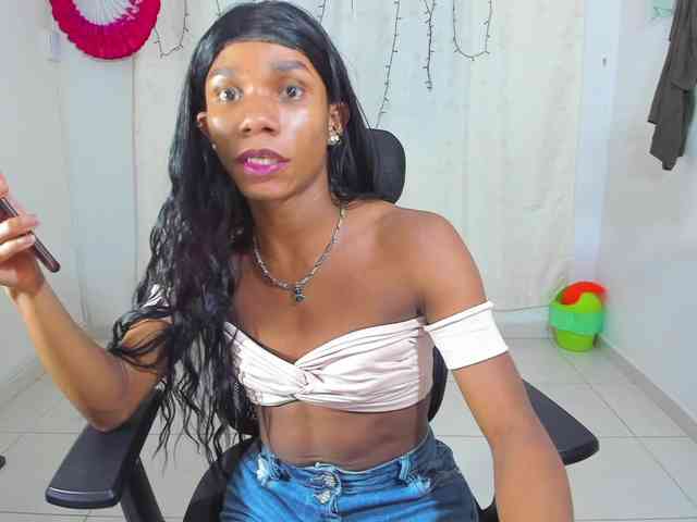 Elizabeth-Liones Live Webcam on BongaCams