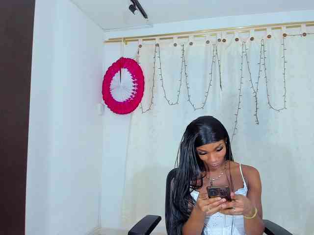 Elizabeth-Liones Live Webcam on BongaCams