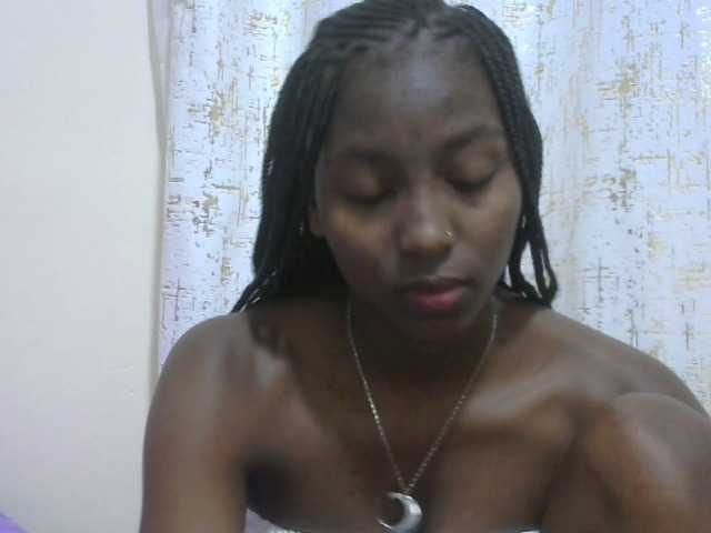 Sexythiny webcam bongacams model stream image