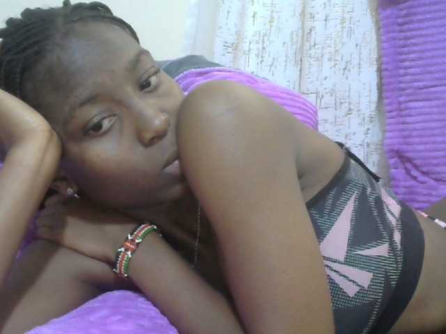 Sexythiny webcam bongacams model stream image