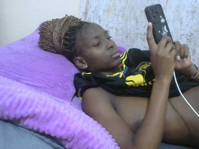 Sexythiny webcam bongacams model stream image