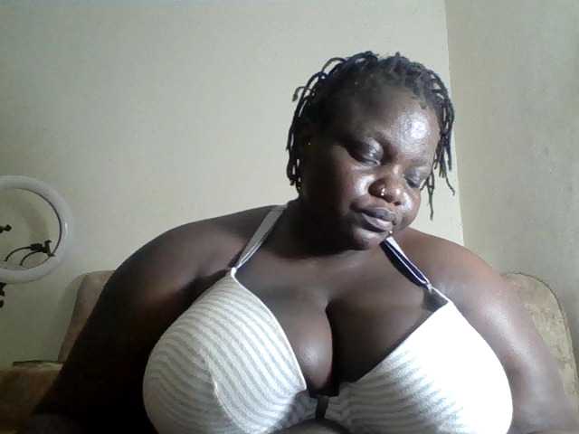 le modèle Bigdarkass est en webcam porno dans un show sur le site bongacams, il possède les tags suivants: Ebony,Brunette,Hairy