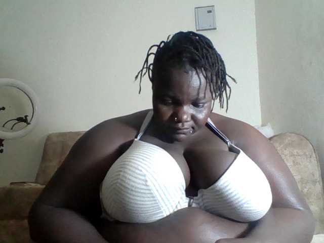 le modèle Bigdarkass est en webcam porno dans un show sur le site bongacams, il possède les tags suivants: Ebony,Brunette,Hairy