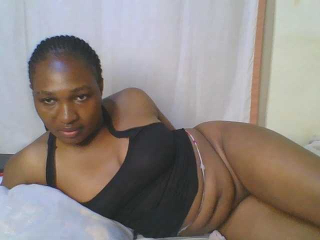 le modèle hot-masha est en webcam porno dans un show sur le site bongacams, il possède les tags suivants: Ebony,Brunette,Trimmed