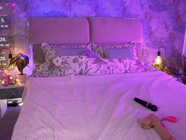 KiraRoxx's BongaCams show and profile