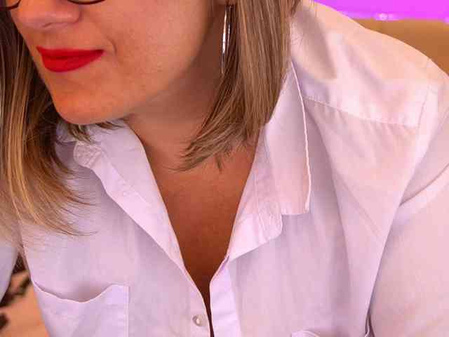 KiraRoxx Live Webcam on BongaCams